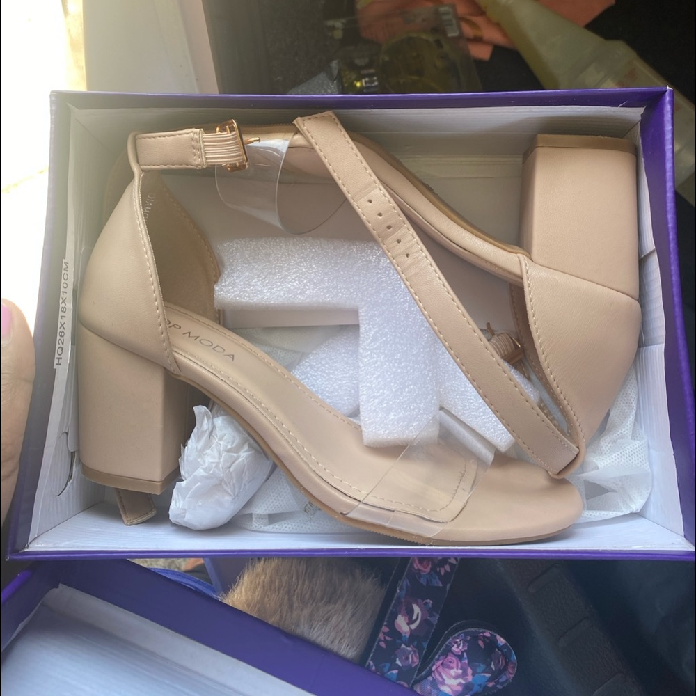 Nude heels. If need more pictures please message